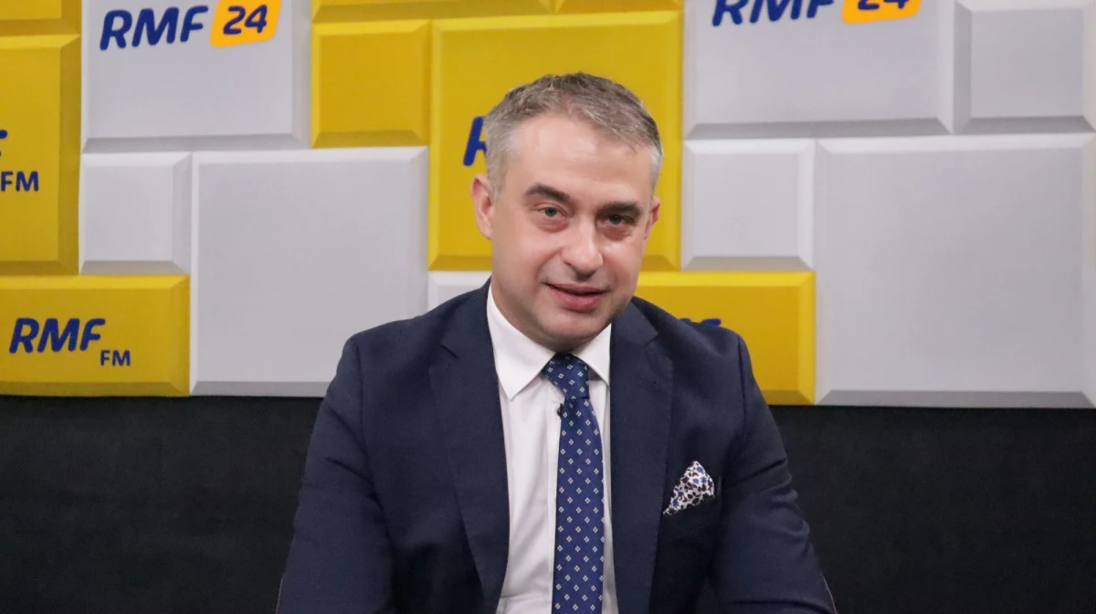 „To nie jest ten czas, w którym powinniśmy jako posłowie czy senatorowie dostawać większe wynagrodzenia, bo mamy pandemię. Warto o tym pamiętać. Ta pandemia w 2021 roku wcale się nie skończyła” – powiedział w Rozmowie w samo południe w RMF FM Krzysztof Gawkowski. „Wynagrodzenia posłów i senatorów są godne” – zaznaczył szef klubu parlamentarnego Lewicy. 