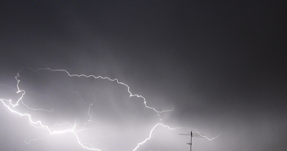 Instytut Meteorologii i Gospodarki Wodnej wydał ostrzeżenia przed burzami z gradem dla czterech województw na południu i południowym-zachodzie kraju. Alerty obowiązują do późnych godzin wieczornych.