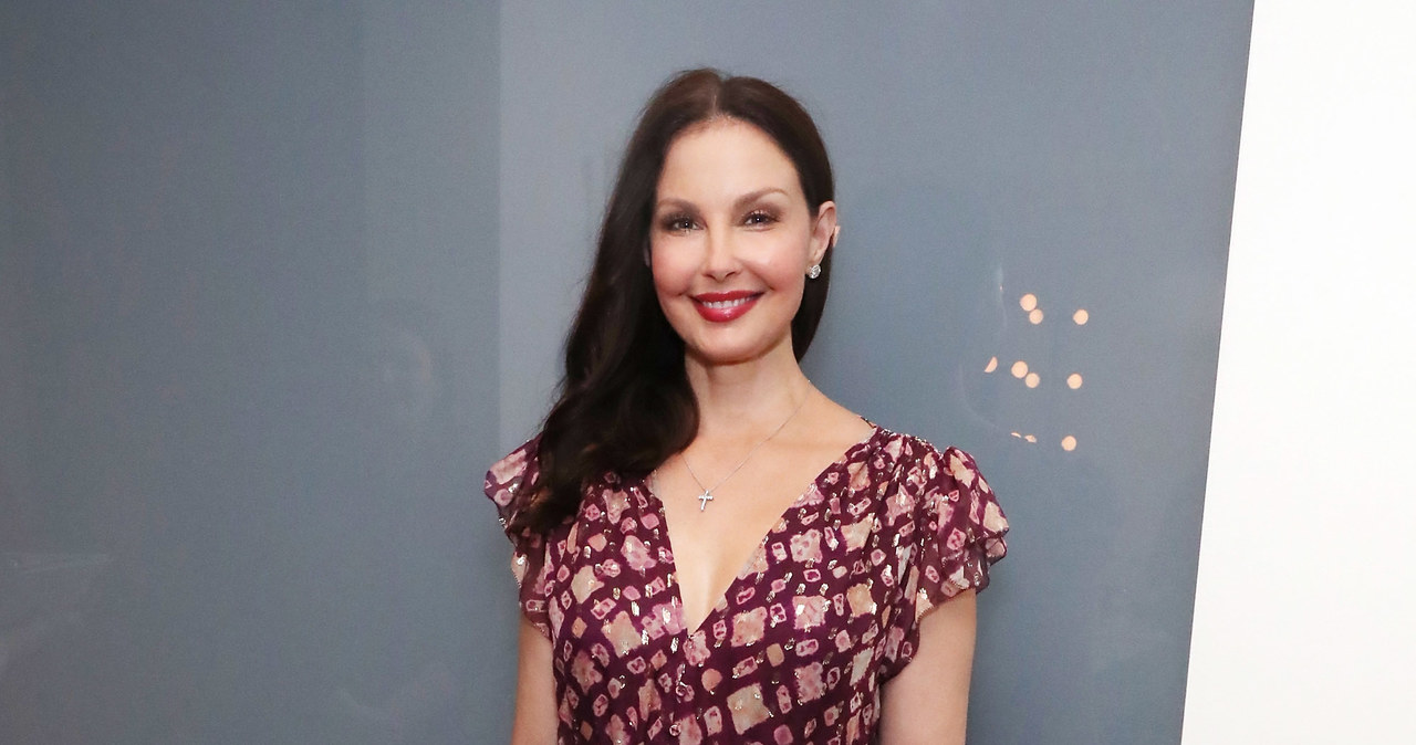 ​Ashley Judd zdradziła na swoim instagramowym profilu, że znowu zaczęła samodzielnie się poruszać. To niemal cud, bo po wypadku, który aktorka przeżyła w Kongo sześć miesięcy temu, lekarze nie dawali jej zbyt wielu szans na to, że tak szybko będzie w stanie sama chodzić.