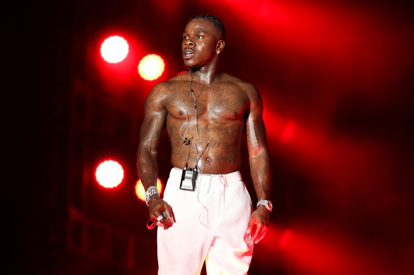 DaBaby ma poważne problemy. Raper usuwany jest z kolejnych festiwali, po tym, jak zdecydował się na homofobiczną wypowiedź podczas jednego z koncertów. Oburzenia nie kryją również gwiazdy, w tym Dua Lipa, która z nim współpracowała. 