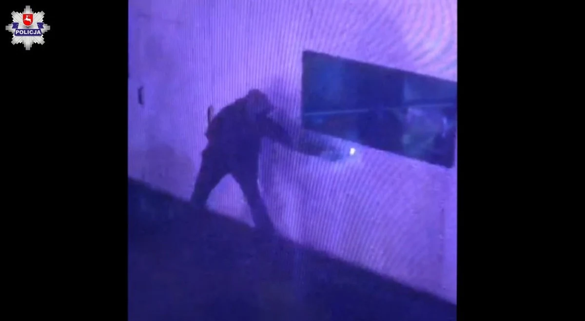 ​Policja opublikowała nagranie z podpalenia punktu szczepień w Zamościu na Lubelszczyźnie. Widać na nim zamaskowanego sprawcę przestępstwa, do którego doszło w nocy z niedzieli na poniedziałek. Policja prosi o kontakt wszystkich, którzy rozpoznają podpalacza lub posiadają informacje na temat tego zdarzenia.