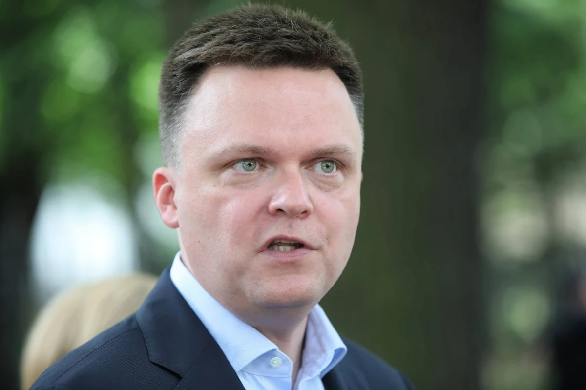 "Jeśli podwyżek nie uda się cofnąć, będę zachęcał parlamentarzystów Polski 2050, by wsparli nimi cele społeczne w okręgach; pieniądze dla polityków trzeba rozwiązać systemowo" - podkreślił we wpisie na Twitterze lider Polski 2050 Szymon Hołownia. 