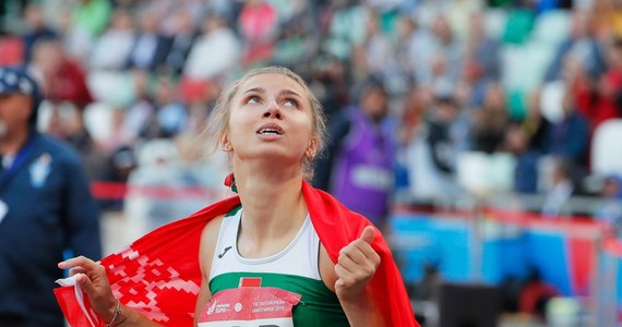 "Historia ucieczki Krysciny Cimanouskiej niczym z czasów zimnej wojny pokazuje, jak bardzo Białoruś odstaje od współczesnej Europy, a także jak daleką drogę przeszła od tego czasu Polska" - tak brytyjski dziennik "Independent" komentuje sprawę białoruskiej lekkoatletki, która weszła do ambasady RP w Tokio i chce uzyskać w naszym kraju azyl polityczny. To reakcja sportsmenki na to, że białoruskie władze próbowały ją zmusić do wcześniejszego powrotu z igrzysk po tym, jak skrytykowała trenerów za zaniedbania w przygotowaniach do imprezy.