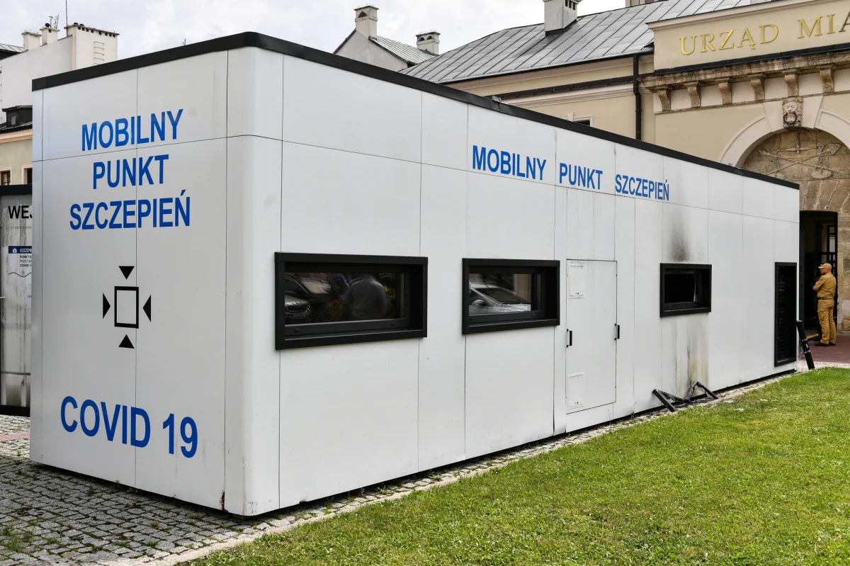 Policja otrzymuje już pierwsze sygnały dotyczące potencjalnego sprawcy podpalenia punktu szczepień w Zamościu (Lubelskie). Jak zapewniają mundurowi, każdy taki ślad jest weryfikowany. Minister zdrowia wyznaczył 10 tys. zł nagrody dla osoby, która pomoże wskazać podpalacza.