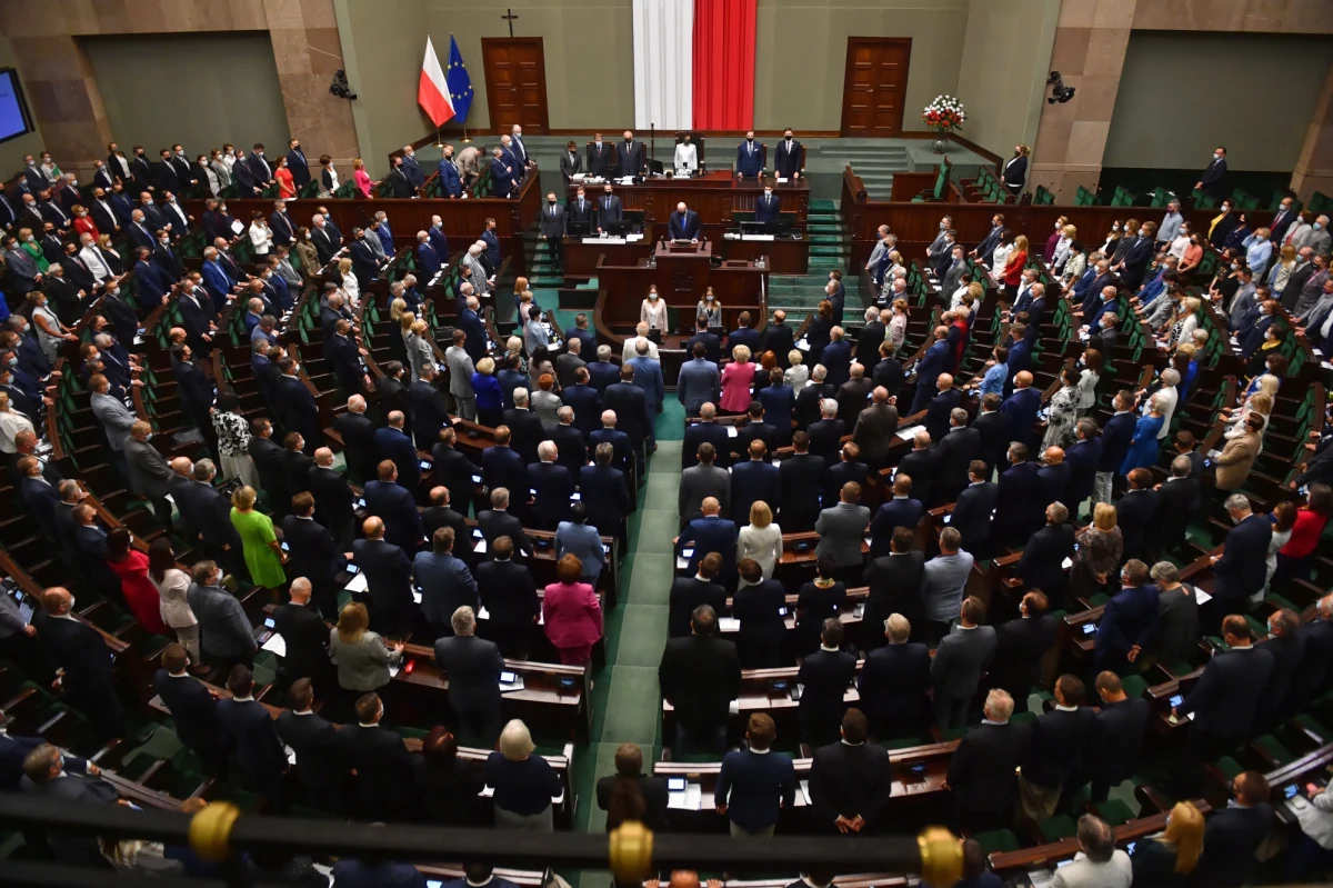 84 proc. badanych uważa, że posłowie nie powinni otrzymać podwyżki wynagrodzeń. Za wzrostem płac dla polityków opowiedziało się 11 proc. ankietowanych, z kolei 5 proc. nie ma zdania w tej sprawie. To wyniki najnowszego sondażu Instytutu Badań Pollster dla "Super Expressu".