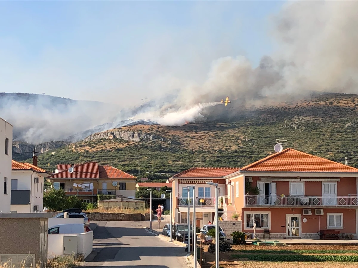 Niszczycielska siła ogniaw Chorwacji. Ogień, który wybuchł rano w pobliżu miejscowości Seget Gornji, położonej w pobliżu Trogiru z powodu silnego wiatru, zaczął się szybko rozprzestrzeniać na teren położonych tam lasów. Dym z pożarów paraliżuje ruch lotniczy - informuje TVN24.
