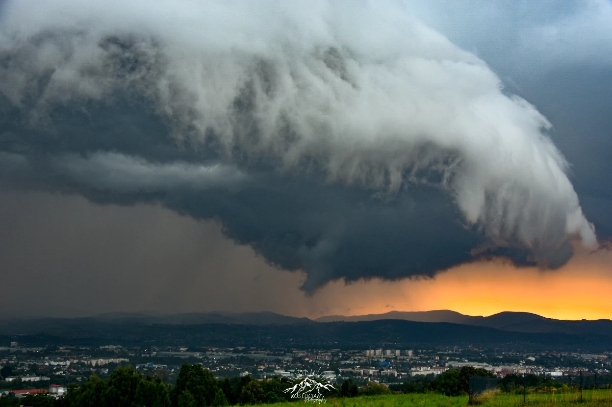 Upały, a po nich gwałtowne burze i nawałnice. Tegoroczne lato obfituje w takie zmiany pogodowe. Dynamiczne zjawiska fotografują obserwatorzy z całej Polski. Wczoraj panu Lucjanowi Kosowi udało się uchwycić wał szkwałowy nad Nowym Sączem. Zdjęcia są piękne, ale i przerażające...