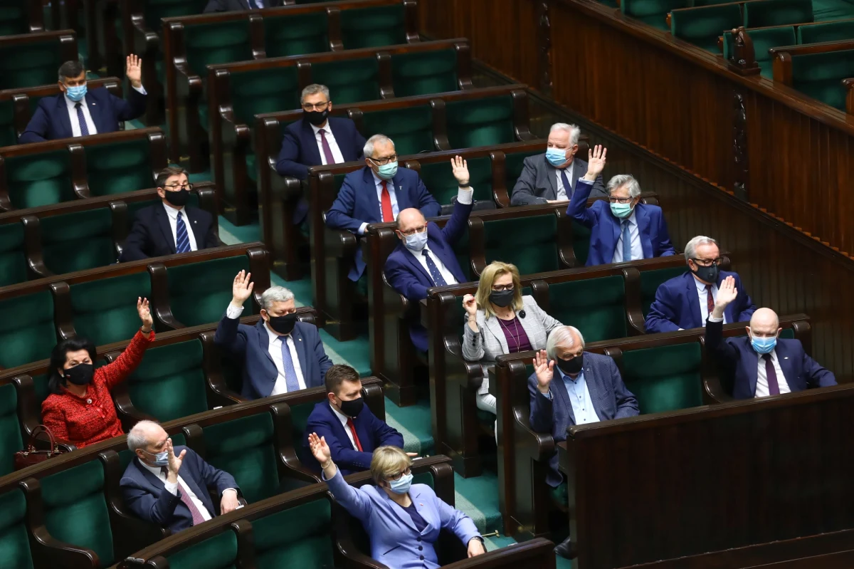 Koalicja Obywatelska złożyła w Sejmie projekt ustawy, która ma zablokować podwyżki wynagrodzeń m.in. posłów i senatorów, członków rządu i prezydenta oraz samorządowców. Projekt ma być efektem spotkania władz klubu KO z liderem Platformy Donaldem Tuskiem.