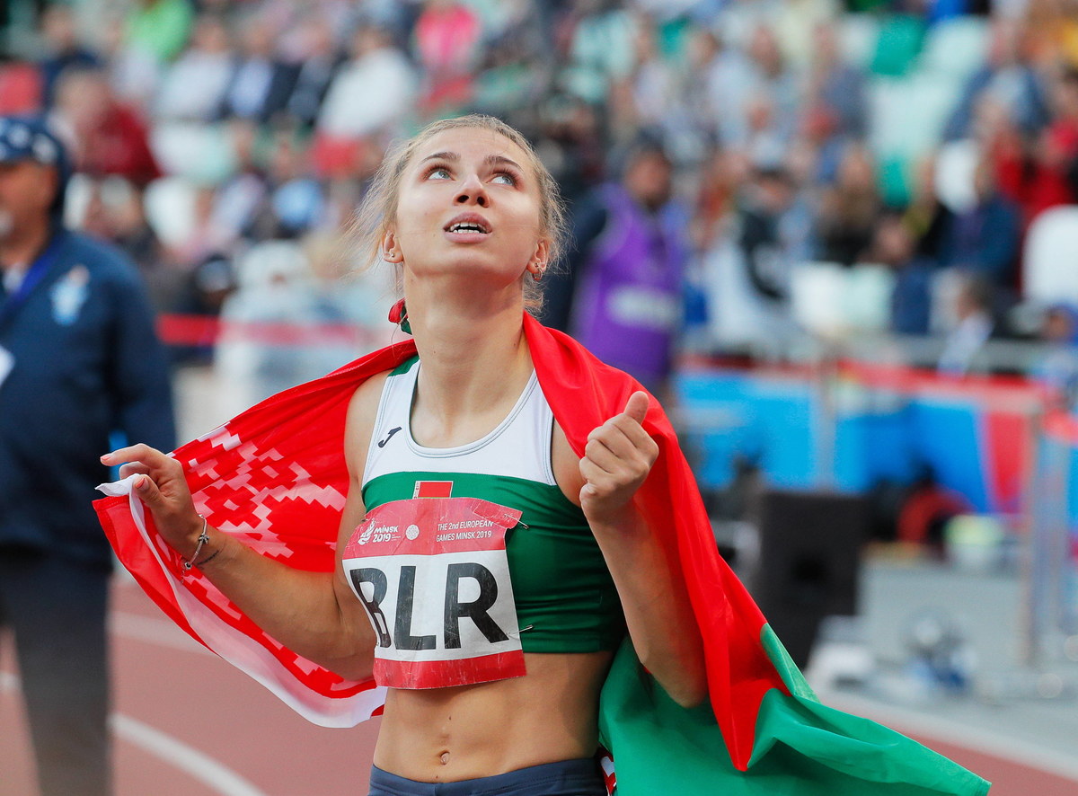 "Chciałabym kontynuować karierę sportową, ale teraz najważniejsze jest bezpieczeństwo" – powiedziała agencji AP białoruska sprinterka Kryscina Cimanouska. Zaapelowała o śledztwo wobec białoruskich funkcjonariuszy sportowych. Sportsmenka, w związku z krytyką działań władz sportowych swojego kraju, została odsunięta od udziału w igrzyskach olimpijskich w Tokio, a funkcjonariusze próbowali ją zmusić do wylotu na Białoruś przez Stambuł.