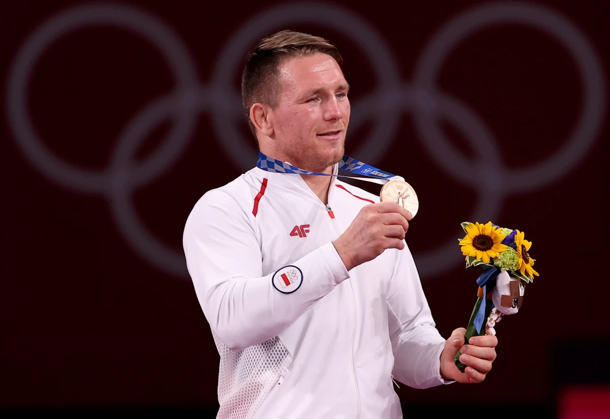Tadeusz Michalik wywalczył brązowy medal igrzysk olimpijskich w Tokio w zapasach w stylu klasycznym! Startujący w kategorii 97 kg Polak w pięknym stylu, przed czasem, pokonał Węgra Alexa Gergo Szoke. Pojedynek rozstrzygnął na swoją korzyść w ciągu zaledwie dwóch minut.