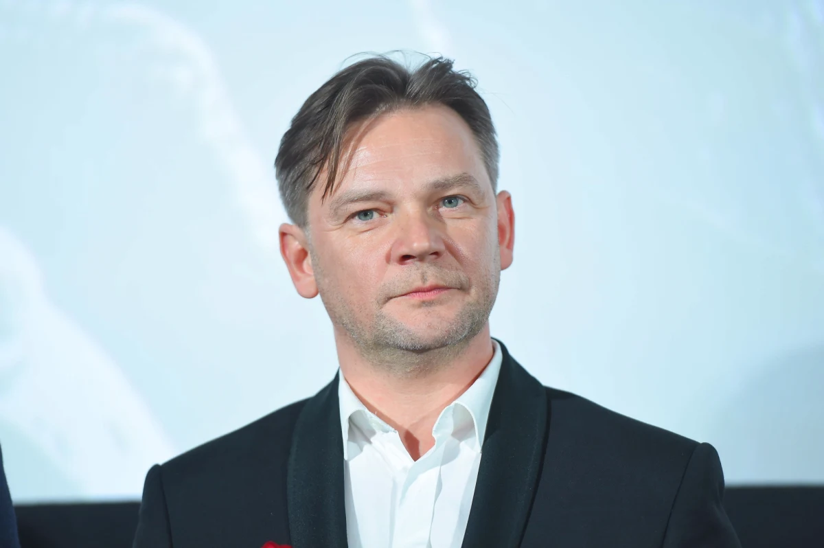 We Wrocławiu trwają zdjęcia do serialu "Wielka woda". Jego akcja osadzona będzie w czasach powodzi tysiąclecia, która w 1997 roku nawiedziła Polskę. Reżyserem formatującym jest Jan Holoubek. Główne role grają Agnieszka Żulewska, Tomasz Schuchardt i Ireneusz Czop, a na ekranie towarzyszą im m.in. Anna Dymna, Jerzy Trela oraz Blanka Kot. Serial w 2022 r. trafi na platformę Netflix. 