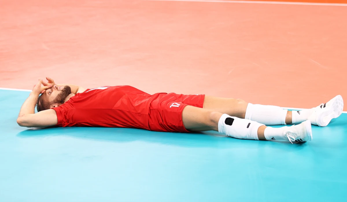 ​Reakcja polskich siatkarzy po przegranej w ćwierćfinale turnieju olimpijskiego z Francuzami 2:3 nie pozostawiała wątpliwości, że mierzyli w medal w Tokio. "Dziś zawiedliśmy. Przede wszystkim samych siebie" - zaznaczył Bartosz Kurek.
