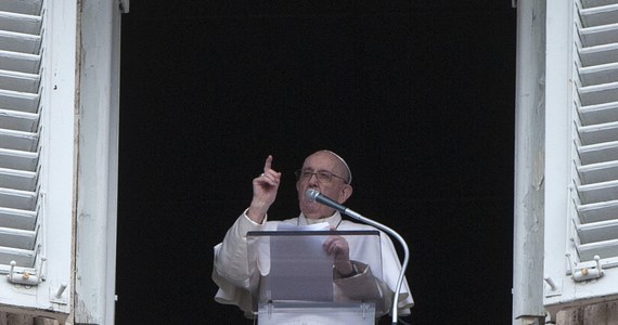 Papież Franciszek powiedział, że "Kościół ma zawsze kłopoty i przechodzi zawsze przez kryzysy, bo jest żywy". "Tylko martwi nie są w kryzysie" - dodał przedstawiając intencję modlitewną na sierpień za Kościół, by zreformował się "w świetle Ewangelii".