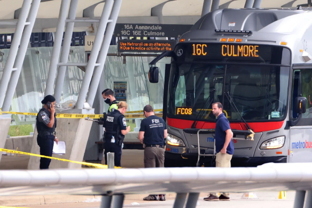 W strzelaninie, jak wybuchła wczoraj na przystanku autobusowym przed gmachem Pentagonu w Arlington w aglomeracji waszyngtońskiej, gdzie mieści się siedziba resortu obrony USA, zginął jeden policjant, a wiele innych osób jest rannych - podała służba ochrony Pentagonu.