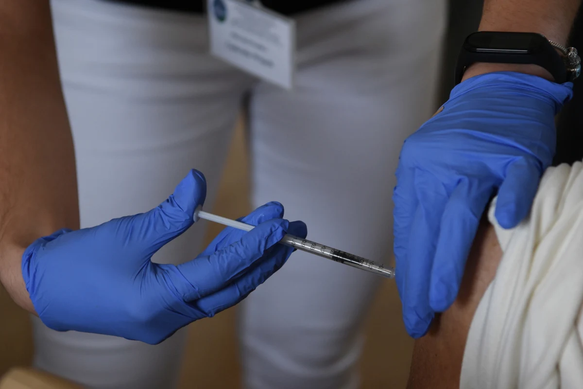 Trzecia dawka szczepionki przeciw Covid-19 nie dla wszystkich, tylko dla wąskich grup pacjentów. To - jak ustalił dziennikarz RMF FM Michał Dobrołowicz - scenariusz na jesień poważnie rozważany przez Ministerstwo Zdrowia. 