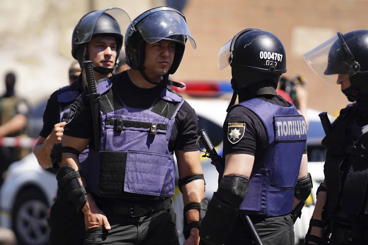 Schwytano mężczyznę, który groził detonacją granatu w siedzibie ukraińskiego rządu w Kijowie. Informację przekazał oficjalnie szef ukraińskiej policji Ihor Kłymenko. Napastnik jest weteranem wojny w Donbasie, w czasie działań bojowych był ranny. Jego motywy nie są znane.