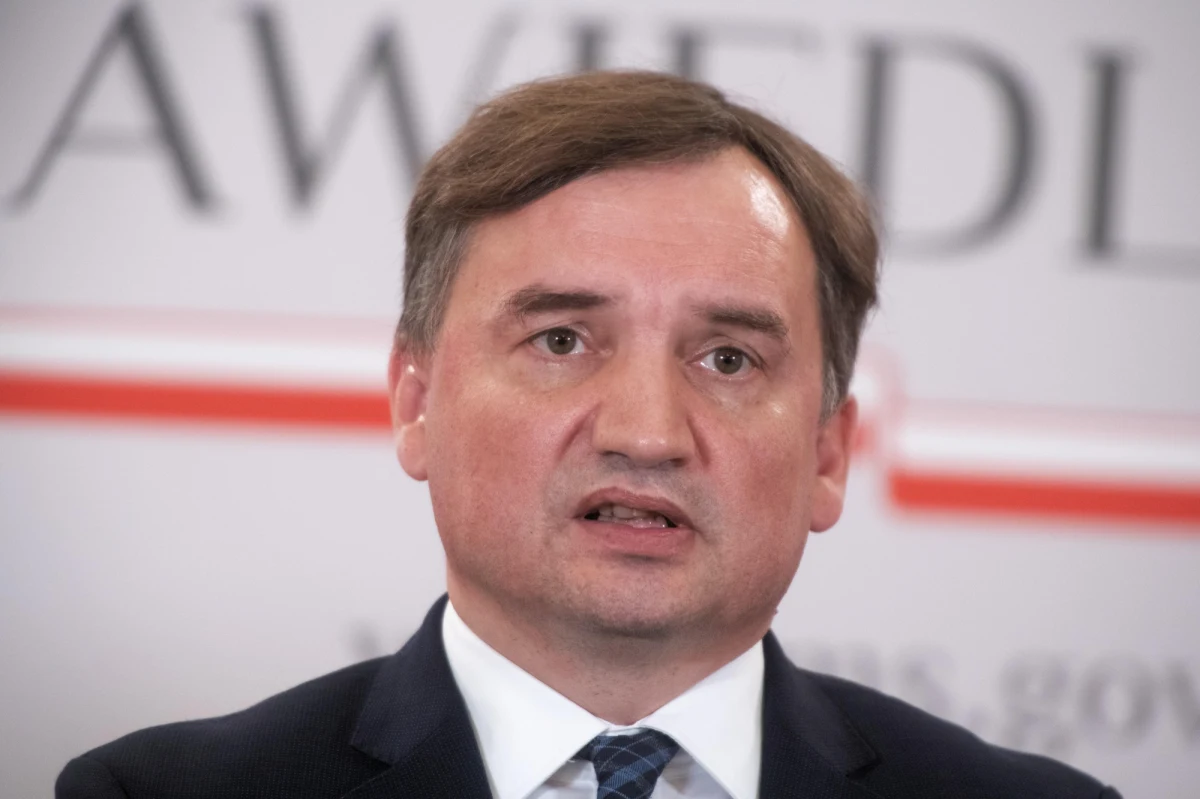 Najwyższa Izba Kontroli negatywnie oceniła funkcjonowanie Funduszu Sprawiedliwości działającego przy resorcie Zbigniewa Ziobry. Wśród nieprawidłowości - jak poinformowano - wykryto m.in. mechanizmy korupcjogenne. W odpowiedzi resort Zbigniewa Ziobry oświadczył, że „Najwyższa Izba Kontroli wykorzystuje Fundusz Sprawiedliwości w wewnętrznych rozgrywkach i dla ochrony partykularnych interesów szefa Izby i jego syna”.