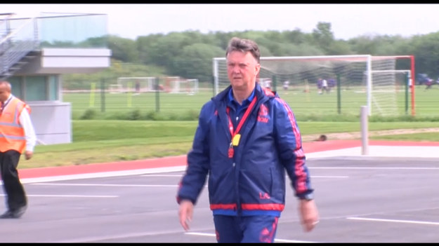 Louis van Gaal po raz trzeci został mianowany trenerem Holandii po rozczarowującym występie reprezentacji na Mistrzostwach Europy, ogłosiła w środę krajowa federacja piłkarska.

Van Gaal zastępuje Franka de Boera, który zrezygnował po tym, jak Holandia przegrała 2:0 z Czechami, aby wyjść z Euro 2020 w ostatnich 16.

69-latek po raz pierwszy trenował „Oranje” w latach 2000-2002, kiedy drużynie nie udało się zakwalifikować do Mistrzostw Świata.

Odniósł więcej sukcesów w swoim drugim okresie na czele reprezentacji narodowej, prowadząc Holendrów do trzeciego miejsca na Mistrzostwach Świata 2014 w Brazylii.

Van Gaal poprowadził Ajax do tytułu Ligi Mistrzów w 1995 roku, a także trenował Barcelonę, Manchester United i Bayern Monachium.