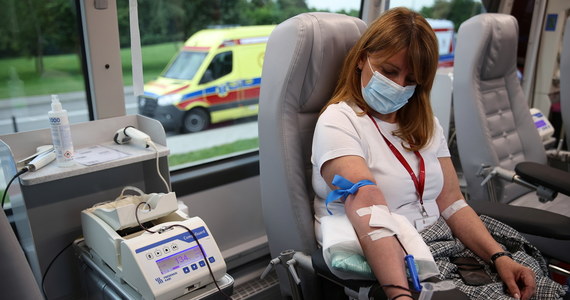 Pracownicy Szpitala Uniwersyteckiego w Krakowie oddają krew dla swoich pacjentów. Na parkingu przed placówką stanął krwiobus. Swoją krwią podzieli się tam co najmniej 40 pracowników, ale przyjść może każdy zainteresowany pomocą.