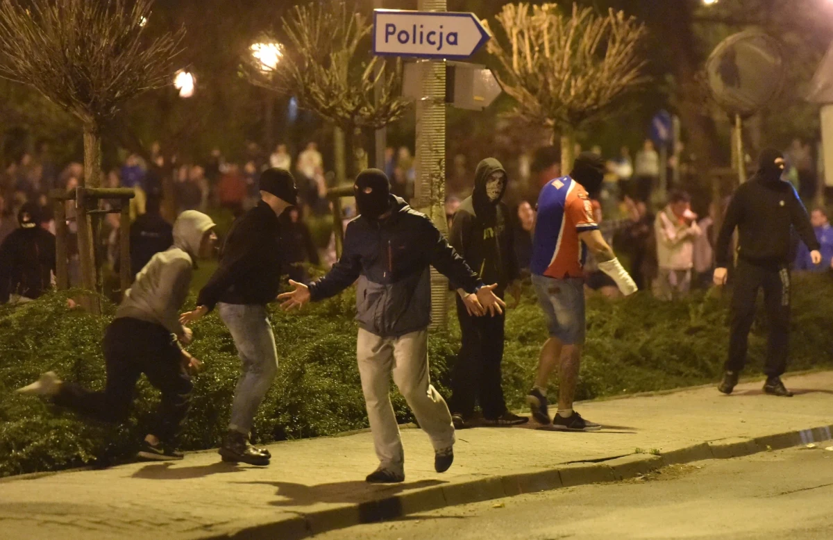 Policjanci zatrzymali trzech pseudokibiców jednej ze śląskich drużyn piłkarskich i przejęli 3 kg amfetaminy. Odpowiedzą oni m.in. za udział w zorganizowanej grupie przestępczej o charakterze zbrojnym i wprowadzenie do obrotu znacznej ilości narkotyków.