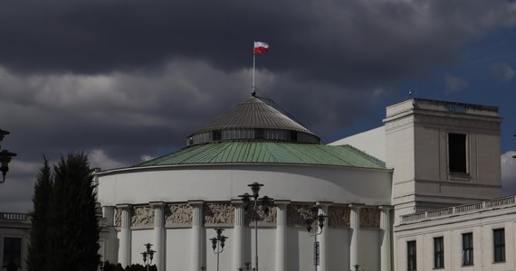 Wbrew uspokajającym przekazom sytuacja naszego kraju wcale nie wygląda dobrze. Im więcej wycinków rzeczywistości uwzględnimy, tym gorszy jest obraz całościowy. Zamiast zamykania sporów rządzący nieustannie otwierają kolejne. Ich liczba powoli zbliża się do wartości krytycznych.