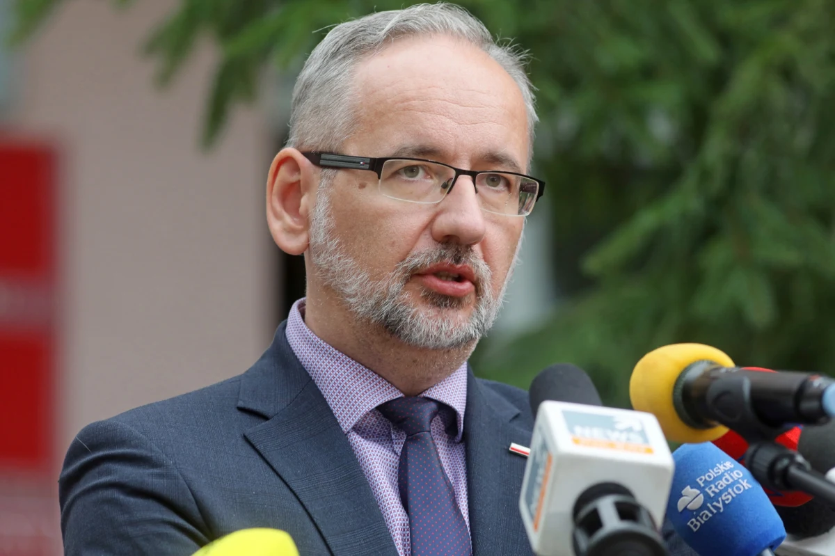 "Tereny, gdzie jest niski poziom zaszczepienia, będą w pierwszej kolejności podlegały wprowadzaniu obostrzeń, bo tam jest większe ryzyko transmisji koronawirusa" – powiedział w Białymstoku minister zdrowia Adam Niedzielski. Jak dodał, nowe restrykcje będą wprowadzane, gdy dzienna liczba nowych zakażeń w Polsce przekroczy tysiąc. 