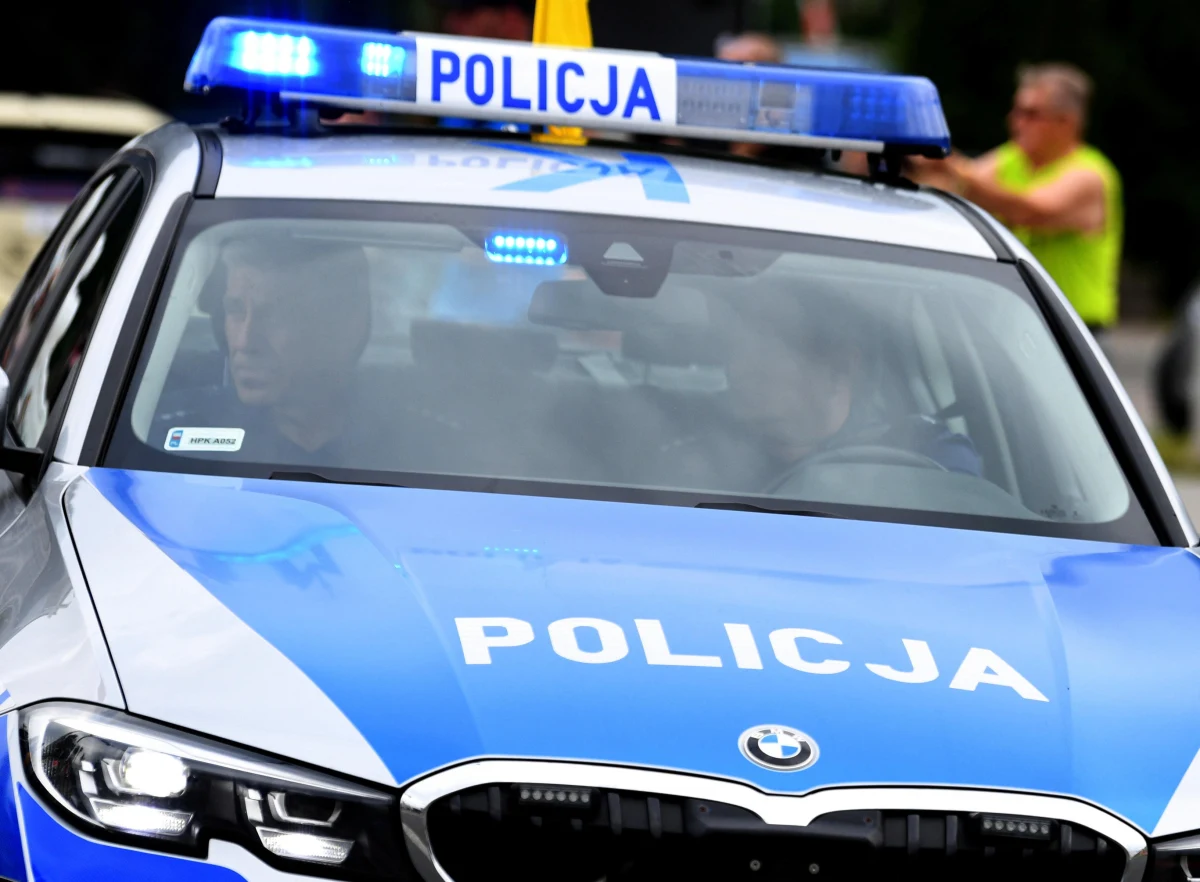 Policjanci z drogówki chcieli zatrzymać kierowcę samochodu dostawczego w Strzelnie na Dolnym Śląsku. Ten na ich widok zjechał na środek jezdni i gwałtownie przyspieszył. Wówczas zaczął się pościg. 