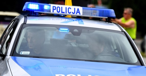 Policjanci z drogówki chcieli zatrzymać kierowcę samochodu dostawczego w Strzelnie na Dolnym Śląsku. Ten na ich widok zjechał na środek jezdni i gwałtownie przyspieszył. Wówczas zaczął się pościg. 