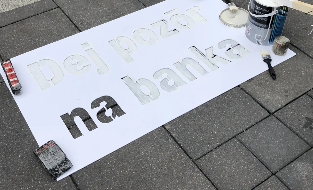 Specjalne komunikaty po śląsku pojawią się przed przejściami dla pieszych w Chorzowie. Mają poprawić bezpieczeństwo i przypominać, że przed przejściem przez jezdnię trzeba się zatrzymać i zachować ostrożność.