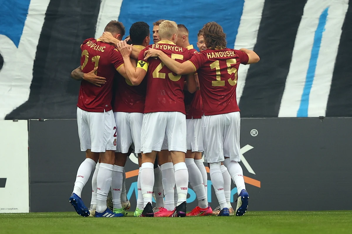 Piłkarze Wisły Kraków przegrali 1:2 towarzyskie spotkanie z SSC Napoli. Mecz zorganizowano z okazji jubileuszu 115-lecia powstania krakowskiego klubu. Bramkę dla Wisły zdobył Felicio Brown Forbes (6). Dla Napoli gole strzelali Matteo Politano (67) i Zinedine Machach (85).