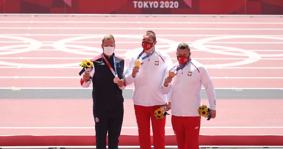 Wojciech Nowicki odebrał w czwartek na stadionie olimpijskim złoty medal igrzysk w Tokio w rzucie młotem. Po raz trzeci w tych igrzyskach rozbrzmiał Mazurek Dąbrowskiego. Brązowe medale otrzymali młociarz Paweł Fajdek i trzeci w biegu na 800 m Patryk Dobek.