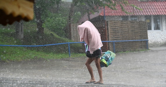 Burze z gradem, ulewy - taką pogodę przewiduje na dziś Instytut Meteorologii i Gospodarki Wodnej. Gwałtowne opady mogą nieść niebezpieczeństwo - ostrzega synoptyk z IMGW Małgorzata Tomczuk. Pogodowe alerty wydało również Rządowe Centrum Bezpieczeństwa. 