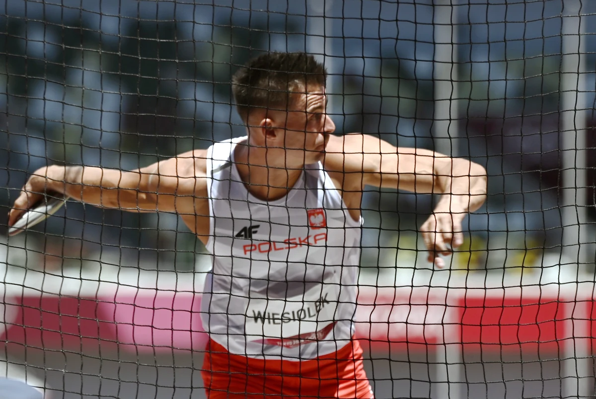 Dziś nie ma wśród polskich sportowców startujących na igrzyskach w Tokio faworytów. Nie oznacza to jednak, że nie mamy pozytywnych akcentów - czwarte miejsce zajęła kajakarka Dorota Borowska, a biało-czerwona sztafeta 4x400 m w składzie: Anna Kiełbasińska, Iga Baumgart-Witan, Małgorzata Hołub-Kowalik i Justyna Święty-Ersetic awansowała do finału. Michał Rozmys weźmie udział w finale biegu na 1500, a Marcin Lewandowski z powodu kontuzji odpadł z igrzysk olimpijskich. 