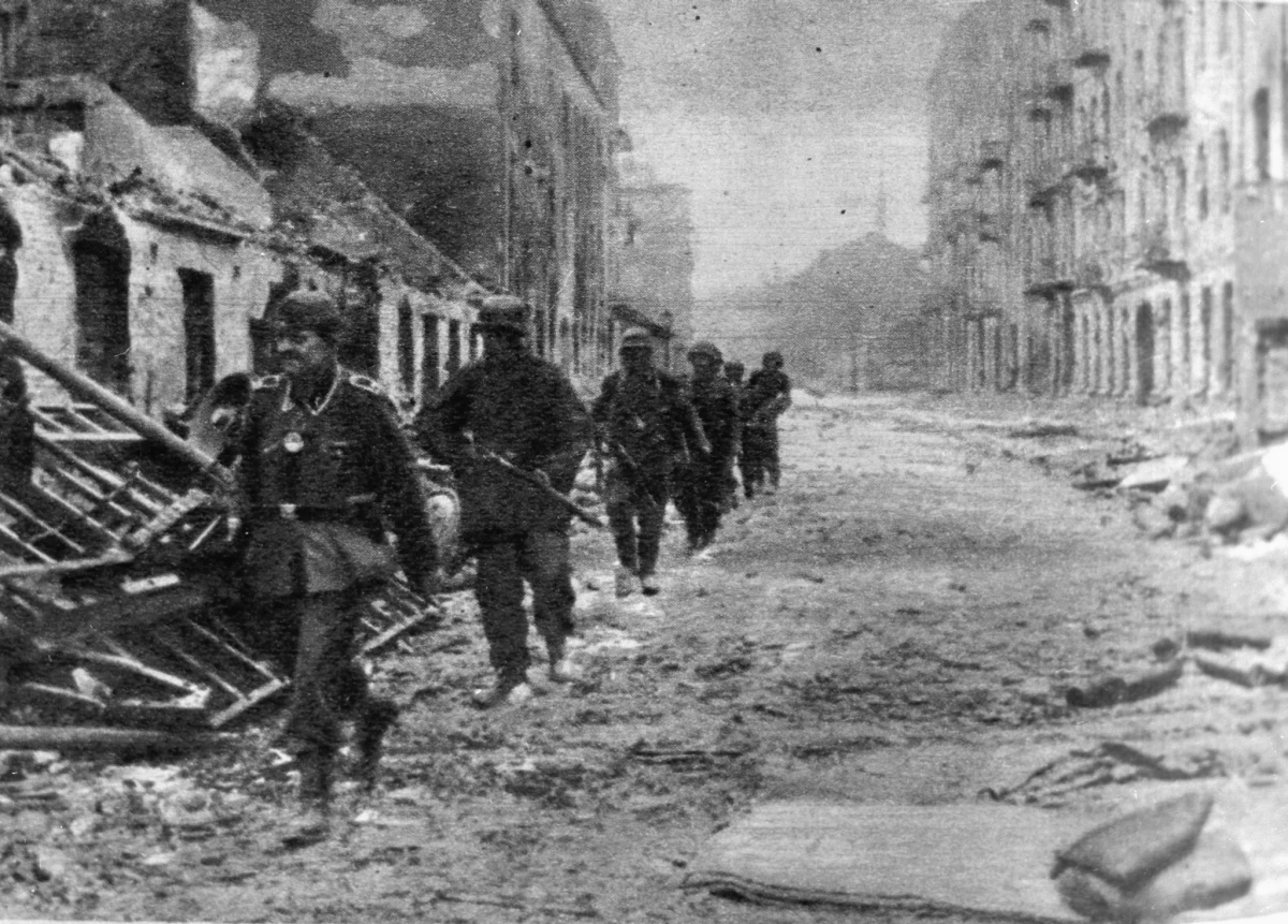 Między 5 a 7 sierpnia 1944 r. na ulicach, w podwórzach, domach, fabrykach i szpitalach Woli doszło do bezprzykładnej w dziejach II wojny światowej, zorganizowanej masakry ludności cywilnej. Akcja wyniszczania miasta była odpowiedzią na wybuch Powstania Warszawskiego, ale jej przyczyny tkwią w ideologii niemieckiego nazizmu.