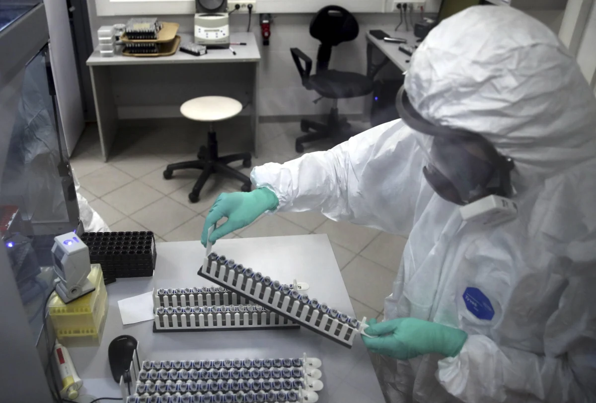 Masytinib, lek wykorzystywany w terapii onkologicznej... psów, może być skutecznym środkiem zwalczającym Covid-19 - udowodnili naukowcy z University of Chicago oraz Departamentu Energii Stanów Zjednoczonych. Preparat nie został jednak dopuszczony do użycia u ludzi ze względu na skutki uboczne.