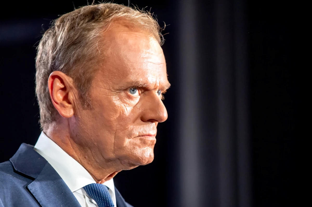 Polskie gazety nadal komentują powrót Donalda Tuska do krajowej polityki. Jak się okazuje, duża część Polaków nie jest zadowolona z takiej decyzji byłego przewodniczącego Rady Europejskiej. Według sondażu IBRiS dla "Rzeczpospolitej" 54,3 proc. respondentów uważa, że powrót byłego premiera źle wpłynie na polską politykę. Podobny wynik pokazuje analiza Instytutu Badań Pollster dla "Super Expressu". 44 proc. ankietowanych, którzy wzięli udział w badaniu, ocenia, iż źle się stało, że Donlad Tusk wrócił do kierowania Platformą Obywatelską. 