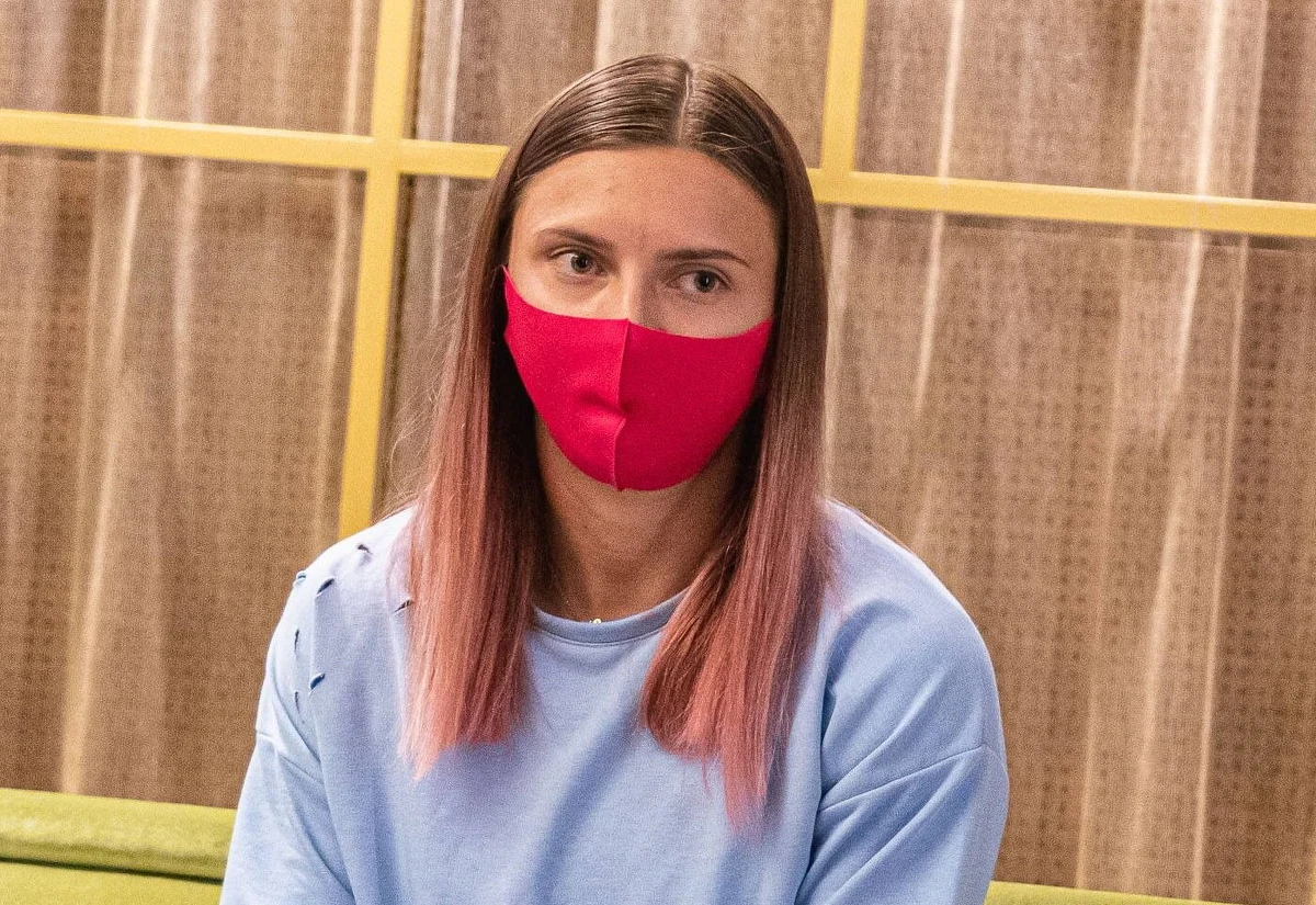 "Białoruska sprinterka Kryscina Cimanouska, która w środę przyleciała do Warszawy, obecnie odpoczywa i jest w bezpiecznym miejscu" - przekazał wiceszef Ministerstwa Spraw Zagranicznych Marcin Przydacz. "Mamy nadzieję, że w niedługim czasie dołączy do niej mąż, następnie będzie decydowała, co dalej" - dodał. Sportsmenka, w związku z krytyką działań władz sportowych swojego kraju, została odsunięta od udziału w igrzyskach olimpijskich w Tokio, a funkcjonariusze próbowali ją zmusić do wylotu na Białoruś przez Stambuł.