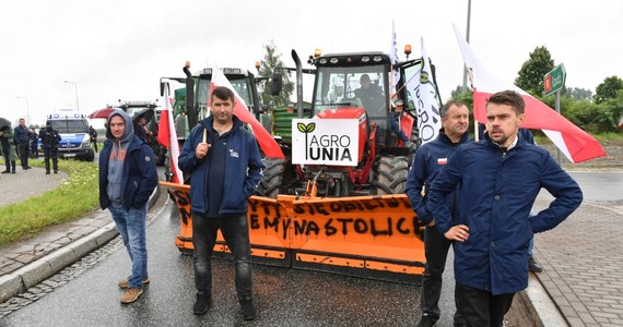 Rolnicy z AgroUnii o kolejną dobę blokowali rondo na skrzyżowaniu dróg krajowych nr 12 i 91 oraz drogę ekspresową S8 w województwie łódzkim. Kilkadziesiąt traktorów i kilkuset działaczy przemieszczało się w kierunku Piotrkowa Trybunalskiego. Rolnicy chcieli spotkania z premierem Mateuszem Morawieckim, aby mogli mu przedstawić problemy hodowców trzody chlewnej. Byli gotowi przedłużyć swój protest do piątku. "Jesteśmy pominięci, smutni, czujemy się zawiedzeni" - przyznał lider AgroUnii Michał Kołodziejczak.