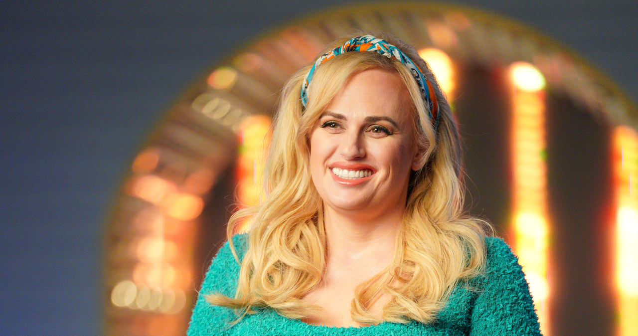 Rebel Wilson zmieniła się ostatnio nie do poznania, zrzuciła aż 30 kilogramów. Aktorka wystąpi w nowej produkcji Netfliksa zatytułowanej "Senior Year". Jak wyglądała podczas odtwarzania teledysku Britney Spears? Przypomina księżniczkę popu?