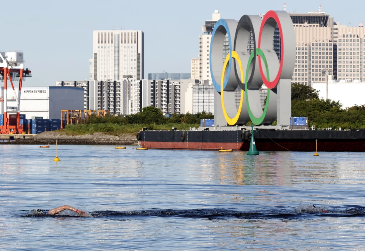Igrzyska olimpijskie w Tokio przynoszą nam wielkie sportowe emocje, ale i skandale. Burmistrz Nagoi Takashi Kawamura wywołał oburzenie sportowców, gdy w czasie spotkania z zawodniczką japońskiej drużyny softballowej Miu Goto poprosił o założenie sobie na szyję jej złotego medalu olimpijskiego i ugryzł go, pozorując zachowanie po dekoracji. W trakcie dekoracji ukraińskich pływaczek z kolei zawodniczki przedstawiono jako Rosjanki. 