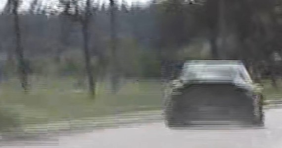 Do ponad 150 km/h rozpędził swoje auto na jednej z ulic w Ełku 40-letni mężczyzna. Kierowca porsche przekroczył tym samym dozwoloną prędkość o 84 km/h. Okazało się, że mężczyzna wcześniej w tym roku stracił prawo jazdy za przekroczenie limitu 24 punktów karnych.
