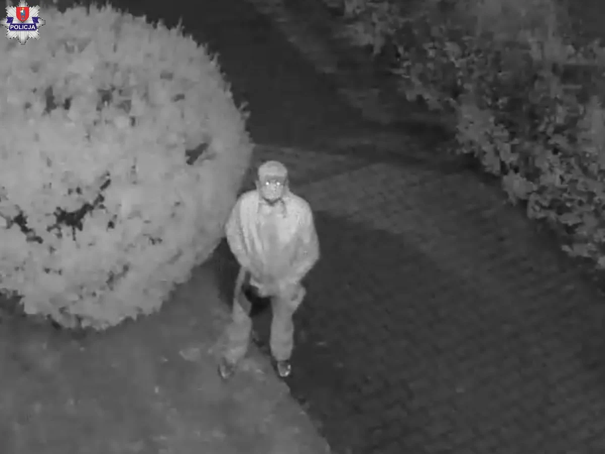 Nowe nagranie, lepszej jakości z wizerunkiem sprawcy podpalenia punktu szczepień w Zamościu. Film z monitoringu opublikowała lubelska policja. Funkcjonariusze uruchomili także specjalną infolinię - 575 688 507 - i przypominają, że dla osoby, która pomoże wskazać podpalacza, minister zdrowia wyznaczył 10 tys. zł nagrody.