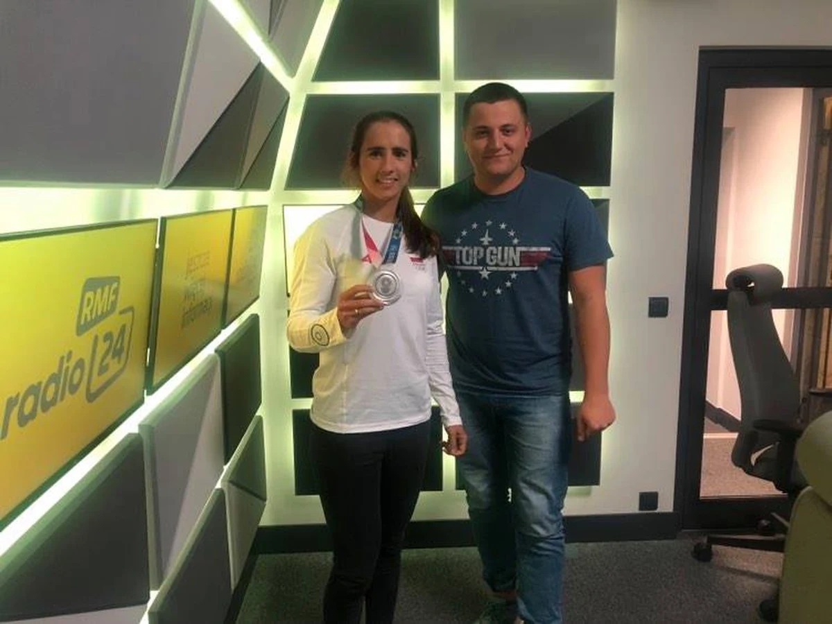 "Wyszliśmy na halę przylotów. I na nas czekał tłum ludzi. To jest jedna z najbardziej wzruszających chwil po zdobyciu medalu. Wzruszyłam się, popłakałam, bo radość wszystkich kibiców przechodzi na nas" - powiedziała w internetowym radiu rmf24.pl Maria Sajdak polska wioślarka, która z igrzysk olimpijskich w Tokio przywiozła srebrny medal. 
