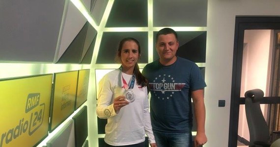 "Wyszliśmy na halę przylotów. I na nas czekał tłum ludzi. To jest jedna z najbardziej wzruszających chwil po zdobyciu medalu. Wzruszyłam się, popłakałam, bo radość wszystkich kibiców przechodzi na nas" - powiedziała w internetowym radiu rmf24.pl Maria Sajdak polska wioślarka, która z igrzysk olimpijskich w Tokio przywiozła srebrny medal. 
