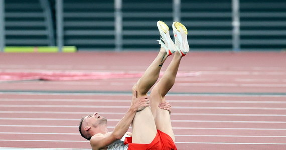 Marcin Lewandowski nie awansował do finału biegu na 1500 metrów w igrzyskach w Tokio. Polak na ostatnim okrążeniu biegu półfinałowego zszedł z bieżni z powodu kontuzji.