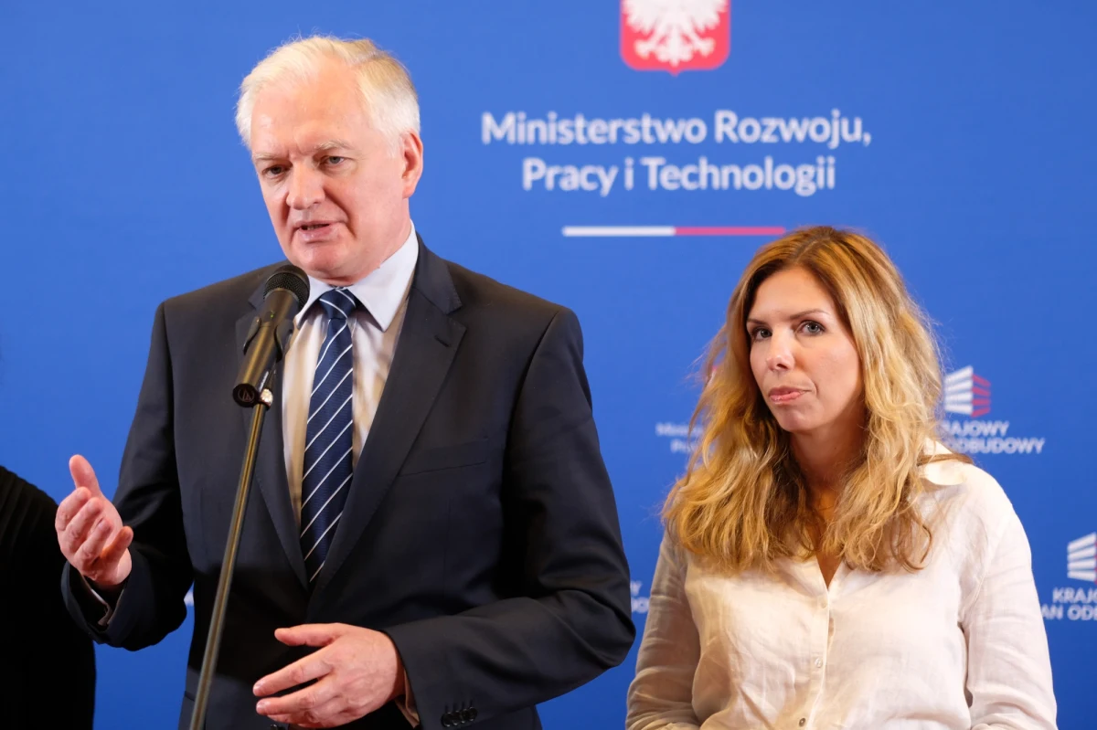 Wicepremier Jarosław Gowin odebrał Oldze Semeniuk władzę nad większością departamentów w resorcie rozwoju. Wiceminister z PiS-u od teraz będzie odpowiadała wyłącznie za obrót towarami wrażliwymi. To oczywiście pierwsza odpowiedź Porozumienia na środową dymisję wiceminister Anny Korneckiej, która straciła stanowisko za krytykę ustaw podatkowych z Polskiego Ładu.