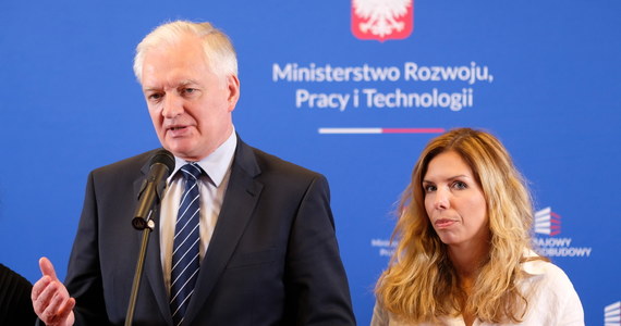 Wicepremier Jarosław Gowin odebrał Oldze Semeniuk władzę nad większością departamentów w resorcie rozwoju. Wiceminister z PiS-u od teraz będzie odpowiadała wyłącznie za obrót towarami wrażliwymi. To oczywiście pierwsza odpowiedź Porozumienia na środową dymisję wiceminister Anny Korneckiej, która straciła stanowisko za krytykę ustaw podatkowych z Polskiego Ładu.