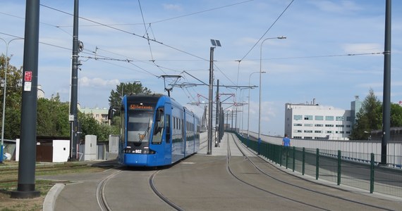 Problemy pasażerów komunikacji miejskiej w Krakowie. W wyniku awarii energetycznej przy ulicy Witosa, przepalony został kabel zasilający podstację. Z tego powodu nie ma zasilania w sieci trakcyjnej. Od Bieżanowskiej do pętli na os. Kurdwanów zamiast tramwajów kursują autobusy zastępcze – podał Urząd Miasta Krakowa.