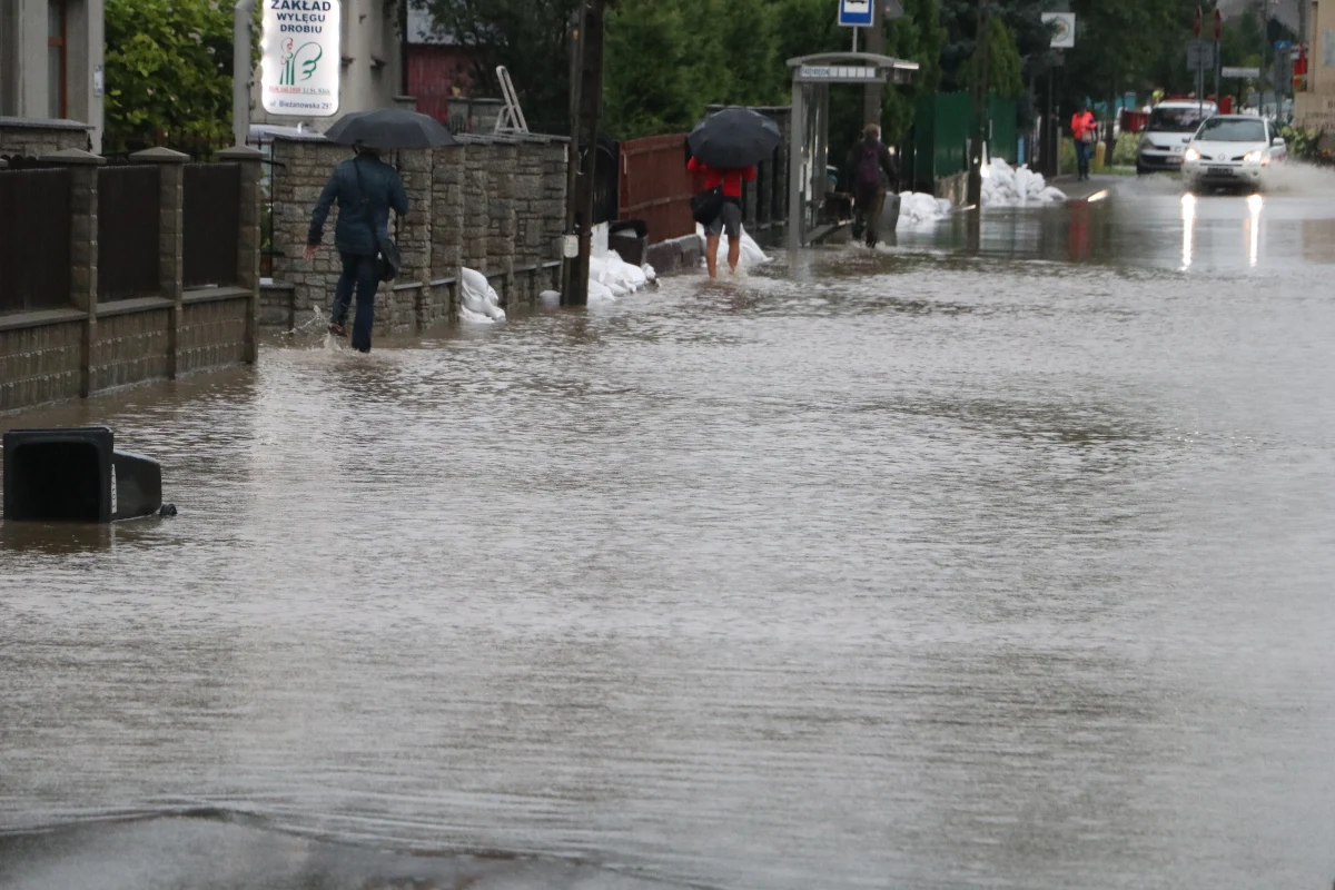 Ulewne opady deszczu w Krakowie, a także okolicznych miejscowościach. Strażacy w ostatnich godzinach wyjechali do ponad tysiąca zgłoszeń i ciągle otrzymują kolejne. Najgorsza sytuacja panuje w Bieżanowie, gdzie woda przelała się przez korony wałów przeciwpowodziowych i zalała część ulic. Woda wdarła się również na teren Szpitala Specjalistycznego im. J. Dietla przy ulicy Focha. 