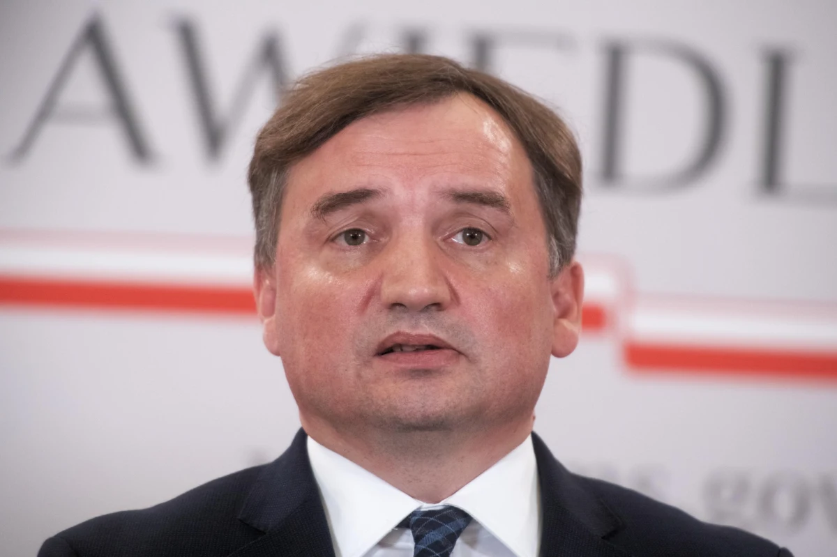 Polska nie może ulegać Trybunałowi Sprawiedliwości Unii Europejskiej (TSUE) – przestrzega Zbigniew Ziobro, minister sprawiedliwości, prokurator generalny oraz lider Solidarnej Polski w rozmowie z "Rzeczpospolitą". "Za wszelką cenę powinniśmy dążyć do tego, by bronić naszej podmiotowości i pozycji w UE. W przeciwnym razie Polska i Polacy będą tracić na członkostwie w UE. A więc - być (w UE - przyp. red.), ale nie za wszelką cenę" - przyznał polityk. 